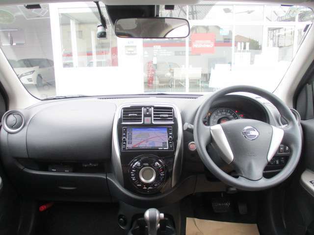 開放的で周囲が広く見渡せる運転席は車両の感覚がつかみやすくて安心安全です♪雨の日も視界良好、油膜や汚れの付着を防止するウィンドウ撥水の施工も承ります♪フロントガラスだけでなく、全ガラスに施工可能です☆