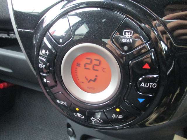 オートエアコンを装備しています！！寒い冬も暑い夏も全席に快適な空調をお届けします♪ご納車時からより快適にお乗り頂ける、エアコンフィルターの交換や、エアコン内部洗浄も承ります☆