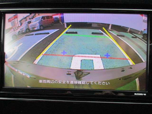 シフトをRに入れると、見えにくい後方の映像をナビゲーションに表示します。駐停車も安心かつ後方の安全確認もでき、車庫入れも驚くほど楽になります！！運転に自信の無い方でも安心ですね♪