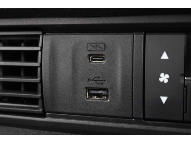 インパネトレーの下にはType-C（3A）のUSBジャックを備えています。
