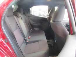 ★リヤシートです。ドアが大きめに開きますので、乗り降りがしやすく足元は広々としております。