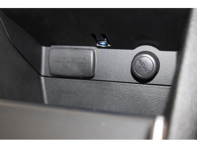 センタートレイにはUSB電源と12Vアクセサリーソケットを装備。移動中でもUSB機器の充電が可能です。