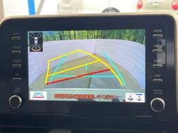 【バックカメラ】駐車時に後方がリアルタイム映像で確認できます。大型商業施設や立体駐車場での駐車時や、夜間のバック時に大活躍！運転スキルに関わらず、今や必須となった装備のひとつです！