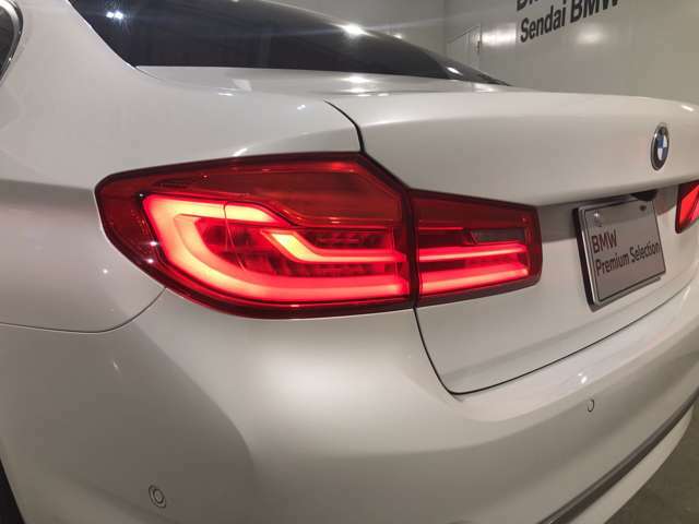 L字型リアコンビランプ：BMWの伝統的なデザインのひとつです。夜間でも誰が見てもBMWとわかる印象的なデザイン。