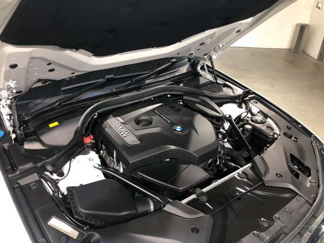 BMW 2.0L 直列4気筒ツインパワーターボ　ガソリンエンジン　：バルブトロニック（無段階可変バルブリフト）、ダイレクトインジェクションシステム、ダブルVANOS（吸排気無段階可変バルブタイミング）