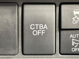 【シティブレーキアクティブシステム】低速走行中に前方の車両等を認識し、衝突しそうな時は警報とブレーキで衝突回避と被害軽減をアシスト。より安全にドライブをお楽しみいただけます。