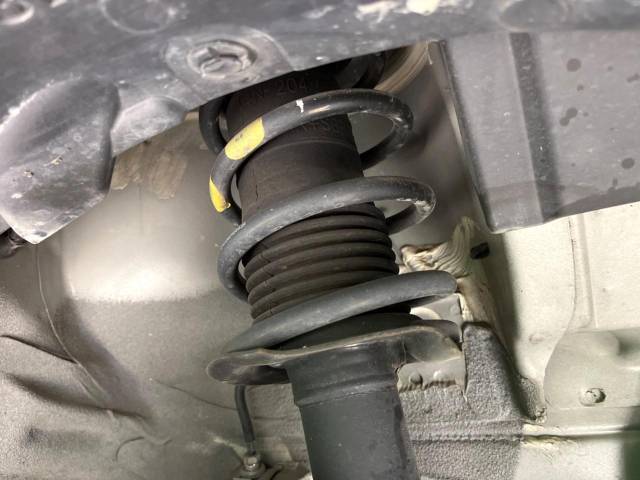 お車を安心してお乗りいただく為には、足回りの定期点検が欠かせません。サービスサポート（有償保証）では無料点検もご提供しており、安心のカーライフをお過ごしいただけるサポート体制が整っています。