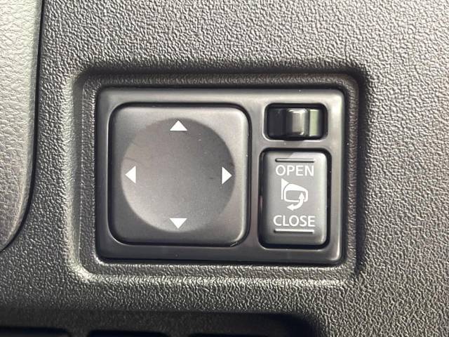 【電動格納ミラー】サイドミラーは電動格納式となっており、狭い駐車場でもキズがつくリスクを抑えられます。