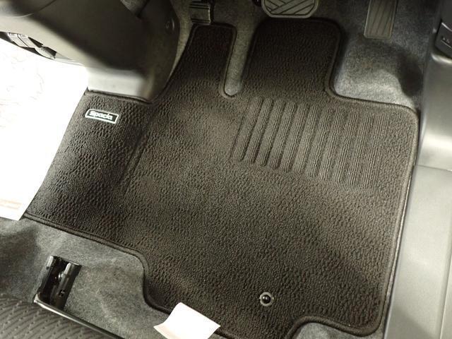 足元にフロアマットを装着しています。水分を吸収してくれるので、雨の日でも滑りにくいです☆