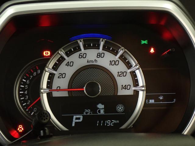 メーター上部の照明色で　エコ運転の確認ができます。ゲーム感覚でエコ運転を楽しめます。