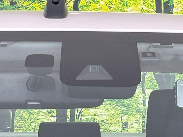 【トヨタセーフティセンス】走行中に前方の車両等を認識し、衝突しそうな時は警報とブレーキで衝突回避と被害軽減をアシスト。より安全にドライブをお楽しみいただけます。