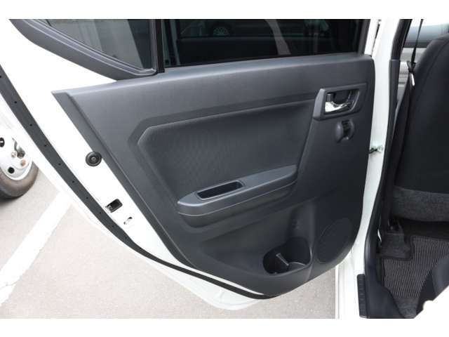 パワーウィンドウ部分になります！各席にあり運転席では全座席の窓を操作可能です！空気の入れ替えも楽々！！