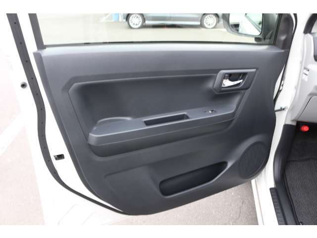 パワーウィンドウ部分になります！各席にあり運転席では全座席の窓を操作可能です！空気の入れ替えも楽々！！