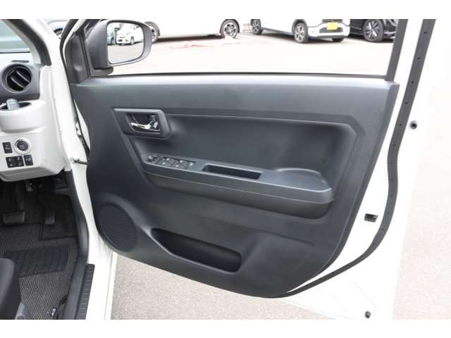 パワーウィンドウ部分になります！各席にあり運転席では全座席の窓を操作可能です！空気の入れ替えも楽々！！