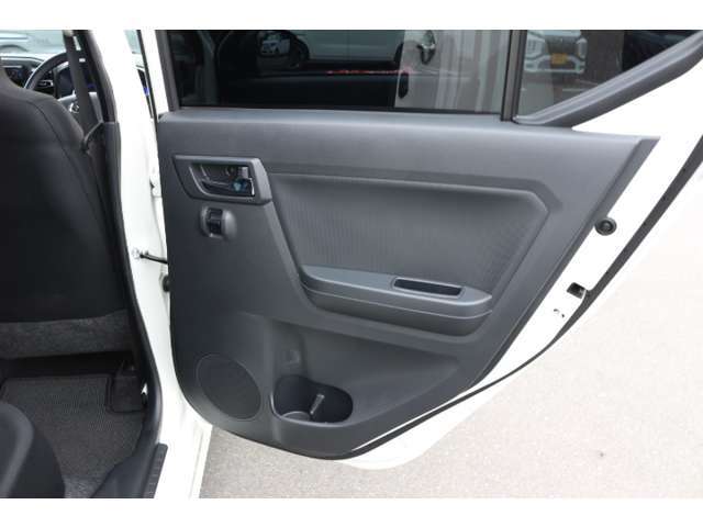 パワーウィンドウ部分になります！各席にあり運転席では全座席の窓を操作可能です！空気の入れ替えも楽々！！