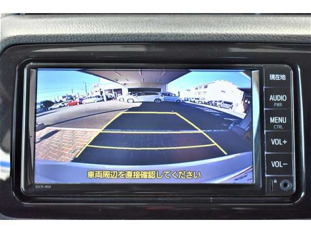 バックガイドモニター付き。車両後方の映像をナビ画面に表示し、駐車などの後退操作をサポートします。