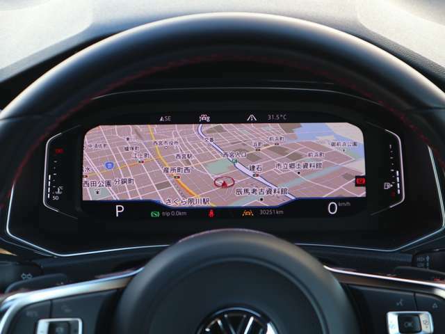 大型ディスプレイによるフルデジタルメータークラスター。ナビゲーションのマップをよりワイドに映し出すこともできます。VWが誇る先進技術がドライビングをサポートします。