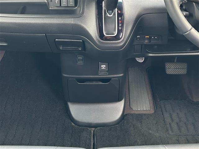 【グローブボックス】小物もしっかり収納可能です！