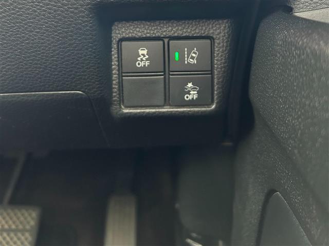 【横滑り防止機能】雨や雪で滑りやすい路面などで横滑りが発生した時、ブレーキとエンジン出力を自動的にコントロールし、優れた車両安定性を実現します！