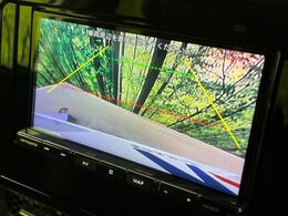 【バックカメラ】駐車時に後方がリアルタイム映像で確認できます。大型商業施設や立体駐車場での駐車時や、夜間のバック時に大活躍！運転スキルに関わらず、今や必須となった装備のひとつです！