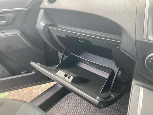 グローブボックスは、車検証を積んで頂いても良し。小物やお仕事道具を積んで頂いても良しのグローブボックス！
