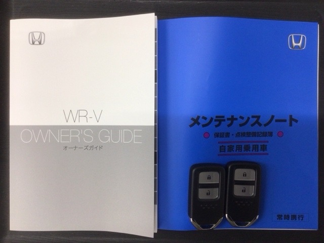 スマートキーは鍵をバッグに入れたままでもドアロックの開閉やエンジンのON・OFFができます。夜間や雨の日も鍵を探さなくて良いので便利です。