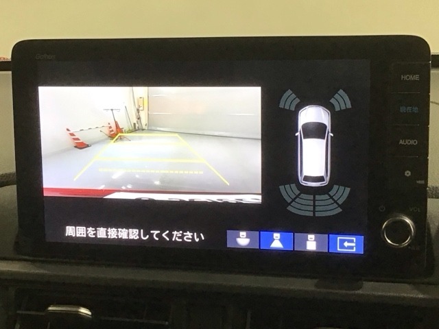 リバースギアに入れるだけで後方の表示へ切り替わります。夜間や雨の日の駐車も楽になりますよ。