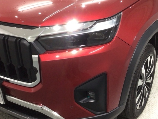 LEDヘッドライトは、点灯の瞬間から最大光量を発揮し、突然暗くなるトンネルなどでの安定感を高めます。