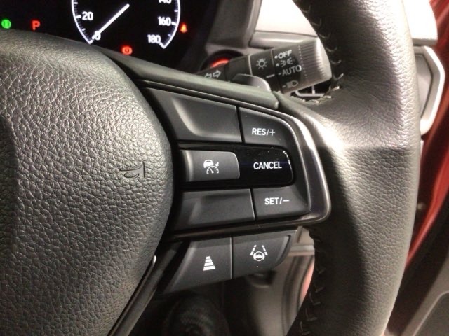 クルーズコントロールを装備しています。高速道路などで一定の速度で走ってくれるので運転が楽ですよ！速度を設定できますので、スピードの出しすぎにも注意できます。