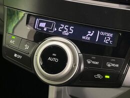【オートエアコン】一度お好みの温度に設定すれば、車内の温度を検知し風量や温度を自動で調整。暑い…寒い…と何度もスイッチ操作をする必要はありません。快適な車内空間には必須の機能ですね♪