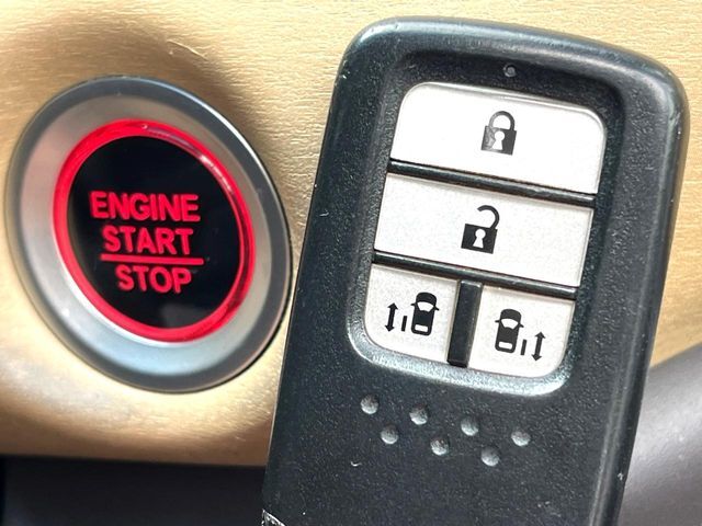 【Hondaスマートキー】カバンやポケットに入れたままでもドアの施錠・解錠が可能なスマートキーを装備。エンジンのオン・オフ時もカギを取り出す必要が無いからとっても便利です♪