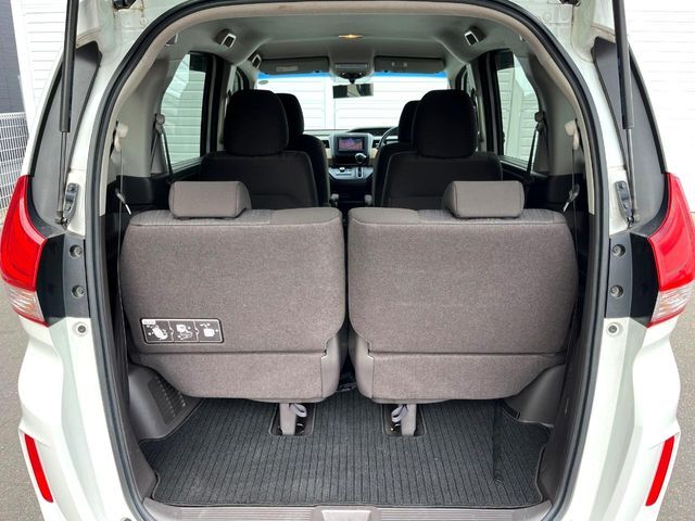 普段のお買い物や通勤、送迎等に十分な荷室スペースを確保しております。セカンドシートを倒すと、大きな荷物の積載も可能です♪