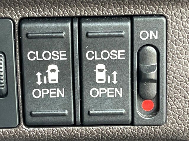 【両側パワースライドドア】スマートキーや運転席のスイッチで後席両側スライドドアの開閉が可能♪電動だから力を入れてドアを開ける必要が無く、小さなお子様でも簡単に開け閉めでき快適です♪