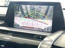 【バックカメラ】駐車時に後方がリアルタイム映像で確認できます。大型商業施設や立体駐車場での駐車時や、夜間のバック時に大活躍！運転スキルに関わらず、今や必須となった装備のひとつです！