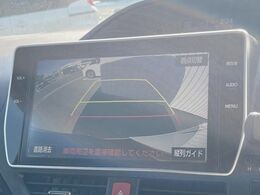 【バックカメラ】駐車時に後方がリアルタイム映像で確認できます。大型商業施設や立体駐車場での駐車時や、夜間のバック時に大活躍！運転スキルに関わらず、今や必須となった装備のひとつです！