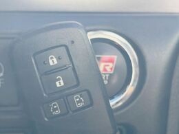 【スマートキー】カバンやポケットに入れたままでもドアの施錠・解錠が可能なスマートキーを装備。エンジンのオン・オフ時もカギを取り出す必要が無いからとっても便利です♪