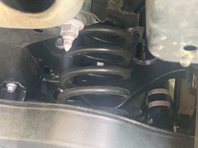 お車を安心してお乗りいただく為には、足回りの定期点検が欠かせません。サービスサポート（有償保証）では無料点検もご提供しており、安心のカーライフをお過ごしいただけるサポート体制が整っています。