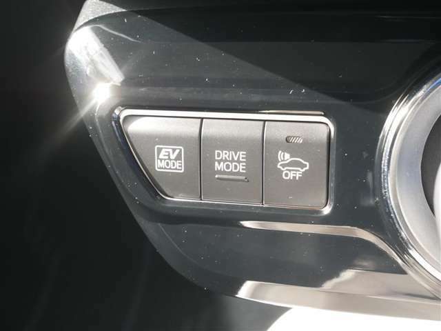 EV・ドライブモードスイッチ　車両接近通報一時停止スイッチ（通常EVモードで走行中は車から音がしないので、歩行者に接近を知らせる音を出します）
