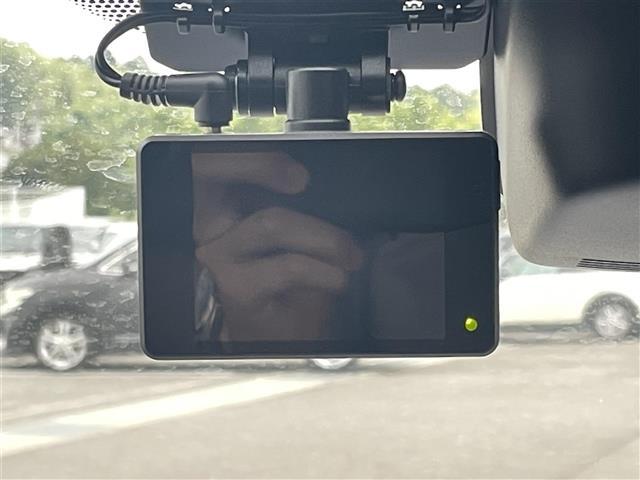 こちらバックミラー周りのの写真になります。割れ・破損等ありませんので、ご安心ください。中古車になりますと、ミラーは結構くすんで汚れていることが多いですが、くまなく清掃しておりますので、ご検討はお早めに