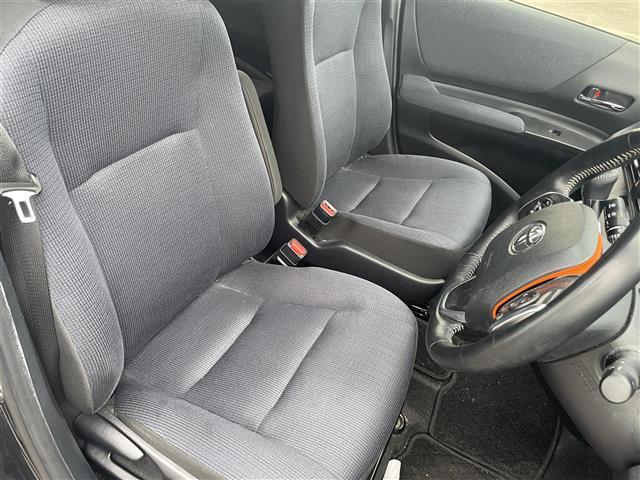 こちらは運転席のシートです。納車前には自社でしっかりクリーニングを行います。また、『AD除菌やシート撥水コーティング（別途料金）』などの、クリーニングメニューもご用意しております。