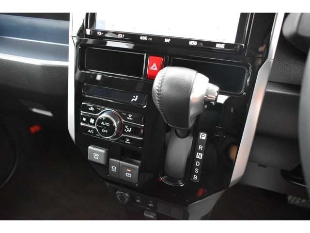コンパクトに配置されたパネルシフトとエアコンスイッチ☆★操作カンタンで運転ラクラク♪パネルシフトのおかげで足元もヒロビロの快適空間◇◇