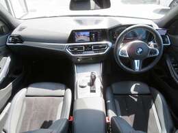 ◆インスツルメントパネルやインテリアトリムなどは、調和しなが洗練された室内を作り上げ、スイッチ類によって、優れた操作性をも実現。ドライバーの視線や動線を考え、人間工学に基づきデザインされています◆