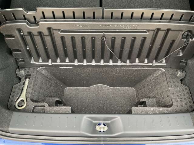 大きな荷物も収納出来る リヤアンダーBOX