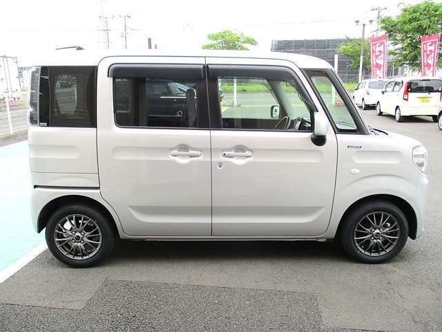 自社鈑金工場完備で、小さなキズはもちろん、大きなヘコミやフレームの歪みまで対応できる設備を完備！お預かりしたおクルマを外注に出したりは致しません。保険修理にも対応出来る体制を整えております！