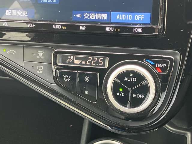 フルオートエアコン搭載。温度設定だけで、車内はいつも快適な空間を維持できます。