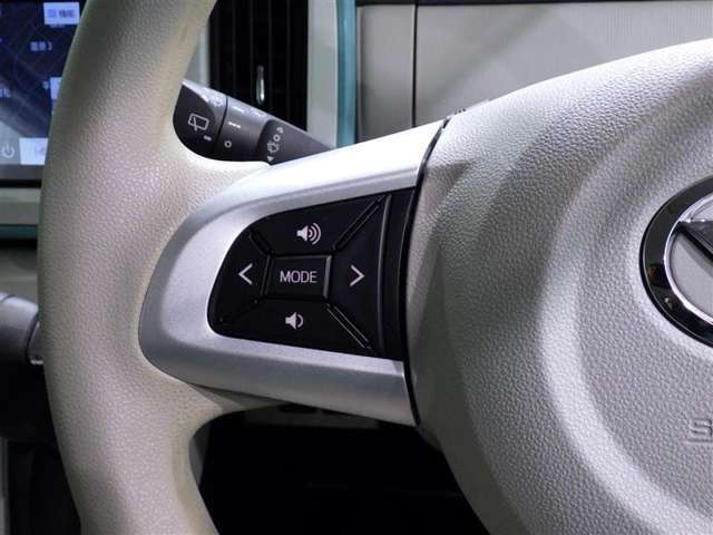 ステアリングスイッチ装備！運転しながら手元でオーディオの操作などができます。