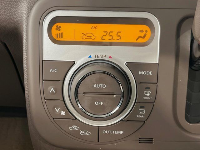 【オートエアコン】一度お好みの温度に設定すれば、車内の温度を検知し風量や温度を自動で調整。暑い…寒い…と何度もスイッチ操作をする必要はありません。快適な車内空間には必須の機能ですね♪