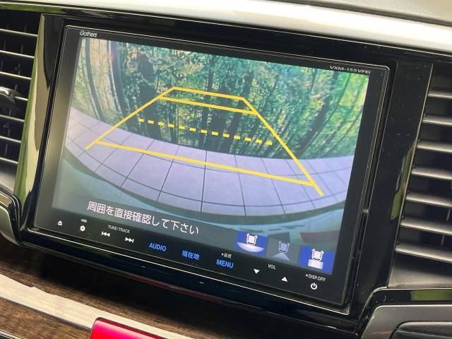 【バックカメラ】駐車時に後方がリアルタイム映像で確認できます。大型商業施設や立体駐車場での駐車時や、夜間のバック時に大活躍！運転スキルに関わらず、今や必須となった装備のひとつです！