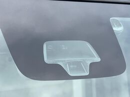 【スズキ　セーフティサポート】走行中に前方の車両等を認識し、衝突しそうな時は警報とブレーキで衝突回避と被害軽減をアシスト。より安全にドライブをお楽しみいただけます。