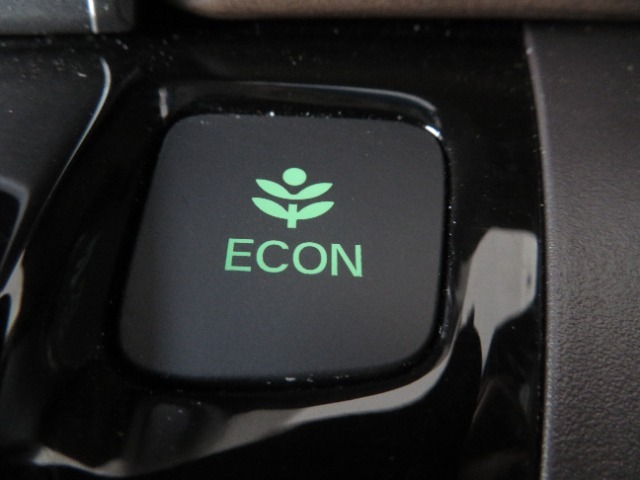 葉っぱマークのECONスイッチ！スイッチをONにするだけで、エンジンやエアコンなどを協調制御。燃費の向上に貢献します！